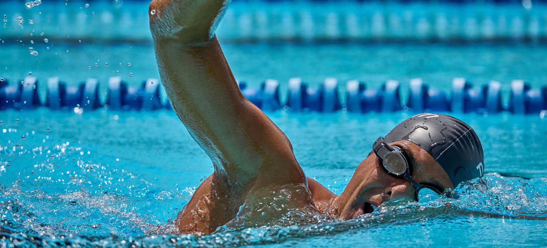 swimmer using the FORM goggles for a guided workout
